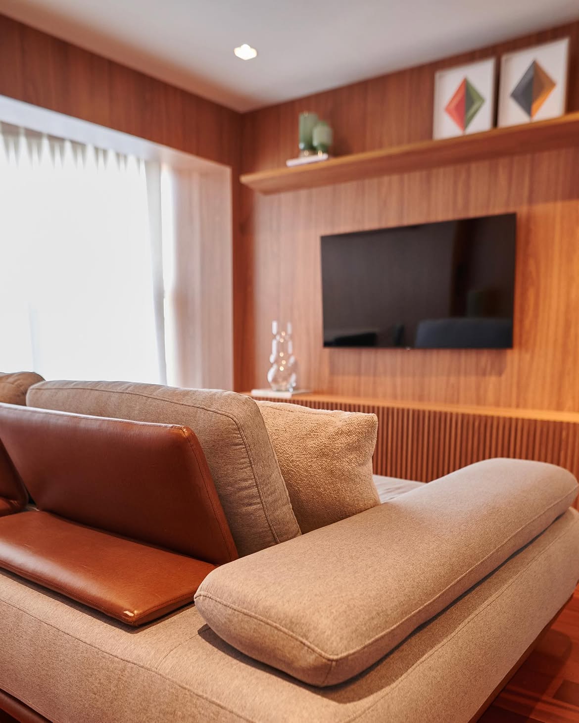 Living com sofá e painel de madeira — Projeto BV SP White