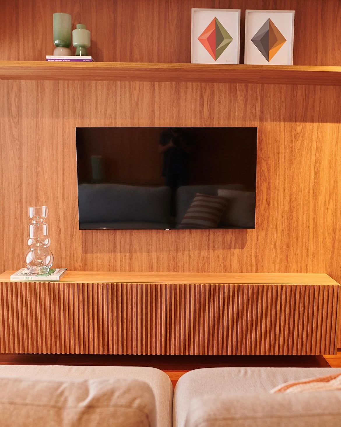 Painel de televisão integrado à marcenaria — Projeto BV SP White